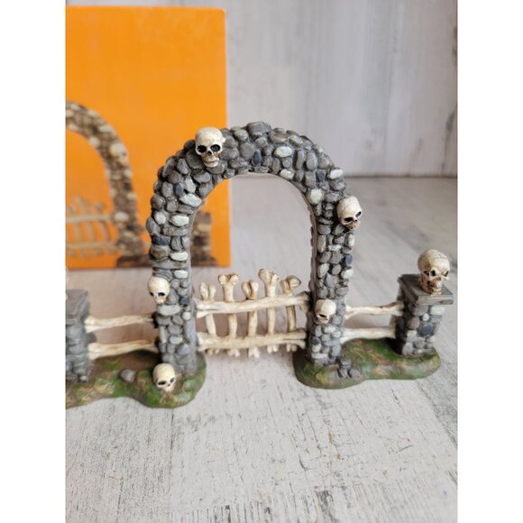 Dept 56 4054260 NEW boneyard gate Halloween village‎ accessory skull